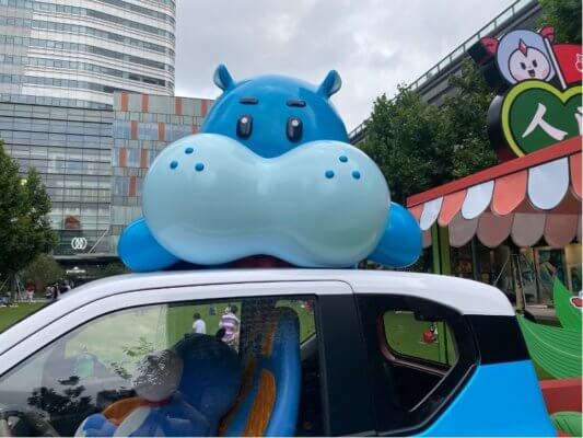 Mr. Hema auf dem Auto