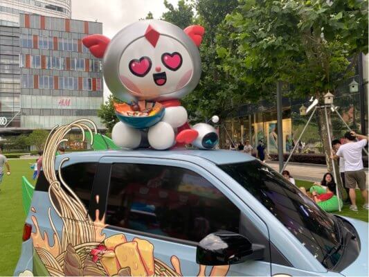 Maskottchen mit Zongzi auf Auto