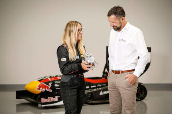 Kamper und Herzig mit Rennwagen und 3D-Druck-Komponente