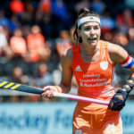 De Goede mit Orthese beim Feldhockey