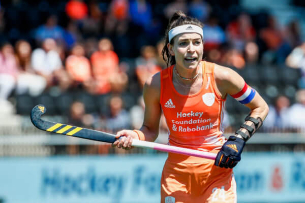De Goede mit Orthese beim Feldhockey