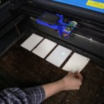 Mitarbeiterin an Tool