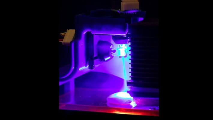 3D-Druck-Probe wird mit blauem Laser zubereitet