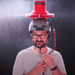 Miranda testet seinen Hut