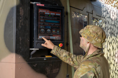 Mitarbeiter stellt Display ein