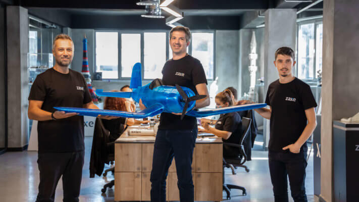 Zaxe-Mitarbeiter mit 3D-gedrucktem Modell