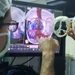 Ärzte nutzen 3D-Modell und vergleichen es mit Bild in Surgical Theater
