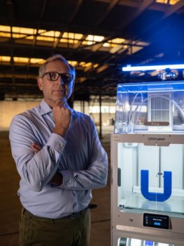 CEO von Hollen neben PVA Removal Station