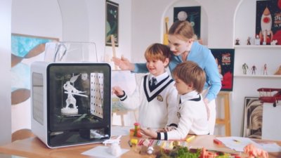 Werbebild 3D-Drucker CR-200B in Schwarz und Mutter mit Kindern