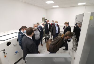 Besucher an SLS-Anlage