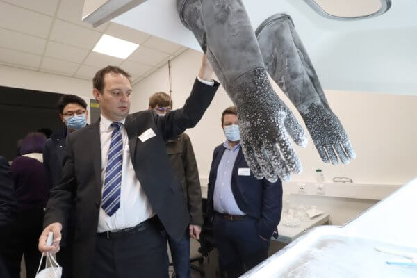 Mann präsentiert SLS-Anlage