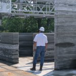 Mann auf 3D-Druck-Baustelle