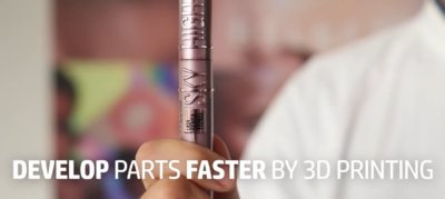 Mann hält Kosmetikprodukt