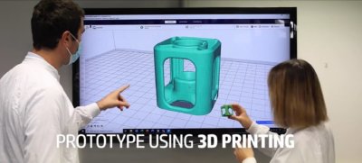 Mitarbeiter vor Bildschirm betrachten Puck-Modell