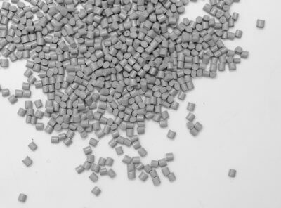 Materialstückchen aus recycelten Joghurtbechern