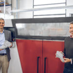 Gardner (links) und Reeves (rechts) vor VX1000 HSS-3D-Drucker