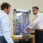 3D-Drucker D-PATCH zwischen zwei Männern
