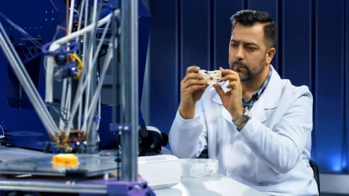 Forscher mit einem 3D-Drucker