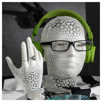 3D-gedruckter Kopf dekoriert und einzelne Hand, beides in der Farbe Weiß