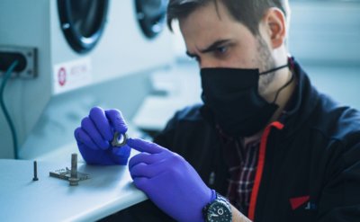 Mann arbeitet an Metallobjekt