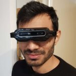 Forscher trägt 3D-gedruckte Brille mit IR-Kameras