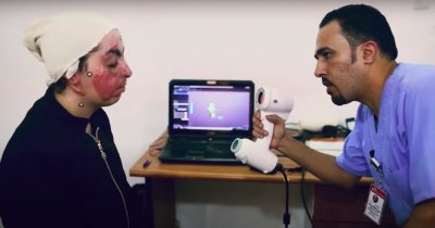 Arzt scannt Patientin