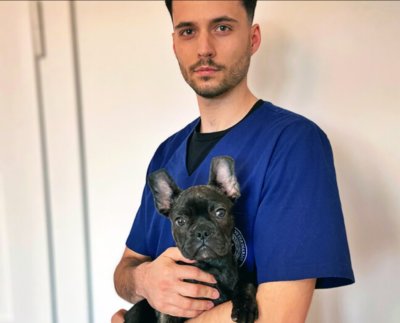 Maciej Szczepański mit einem seiner Lieblingspatienten