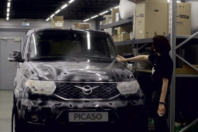 Mattierungsspray an Auto