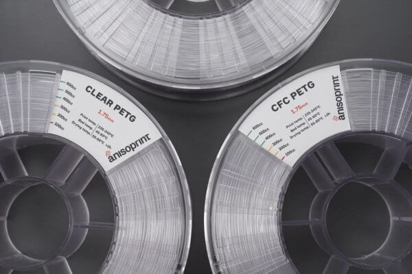 drei Materialrollen, davon zwei mit Clear und CFC PETG beschriftet