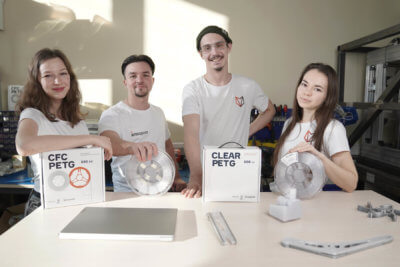 Team von Anisoprint mit Materialien