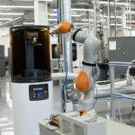 Javier mit 3D-Drucker von Carbon