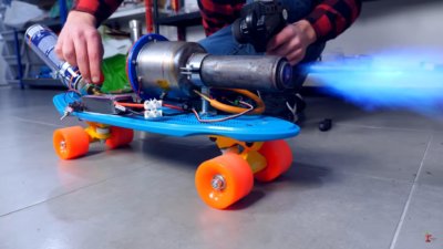 Triebwerk auf Skateboard