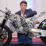 Mann hält Motorrad mit 3D-gedrucktem Rahmen aus Stahl