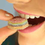 Frau nimmt Nutristacks in den Mund