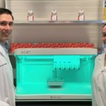 Flannigan und Kollegin Robinson vor 3D-Drucker