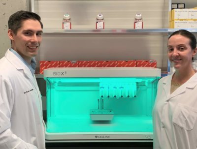 Flannigan und Kollegin Robinson vor 3D-Drucker