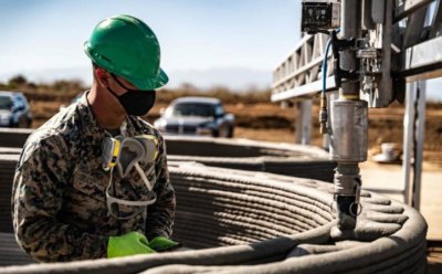 Mann am Bau-3D-Drucker