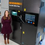 Louise Callanan neben 3D-Drucker RenAM 500Q Flex