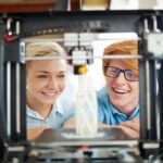 Zwei glückliche Makers mit einem 3D-Drucker