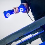 Mann mit FreeScan UE Pro in der Hand