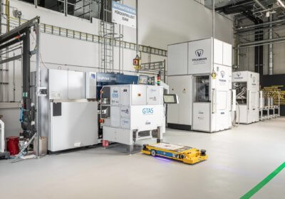 Transfer des Bauzylinders mittels Handlingroboter und fahrerlosem Transportsystem