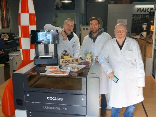 Das Team von Cocuus mit seinem 2D-/3D-Drucker
