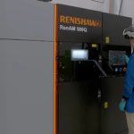 Mitarbeiter an 3D-Drucker