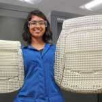 Frau hält zwei 3D-gedruckte Teile aus FreeFoam