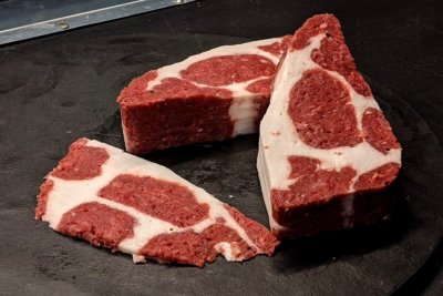 3D-gedrucktes Stück Fleisch vor der Verarbeitung