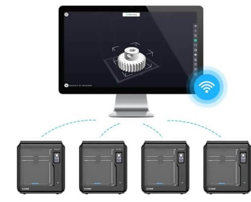 Monitor und mehrere 3D-Drucker