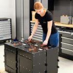 Frau an Battery Packs von ELEO