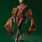 Cindy Bruna im 3D-gedruckten Kleid