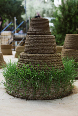 turmähnliche Struktur mit Gras