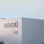 Gebäude mit Aufschrift "SAKUU" und 5550